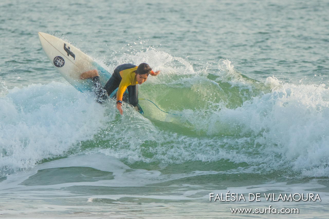 Guilherme Féria em treino de surfa na Falésia de Vilamoura